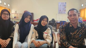 Davina, Nadila, Ulan, dan Wakasek Kesiswaan Agus Rauham Jayadi. Seni tidak hanya dipandang sebagai aktivitas tambahan, melainkan bagian dari proses pembentukan karakter dan kreativitas pelajar (Foto: aks / ceraken.id)