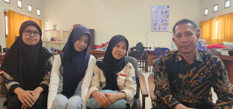 Davina, Nadila, Ulan, dan Wakasek Kesiswaan Agus Rauham Jayadi. Seni tidak hanya dipandang sebagai aktivitas tambahan, melainkan bagian dari proses pembentukan karakter dan kreativitas pelajar (Foto: aks / ceraken.id)
