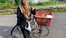 Berkeliling sambil melantunkan sebutan menu-menu (Foto: ist /   ceraken.id)