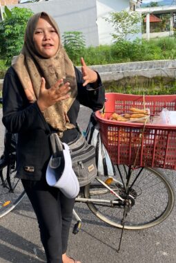 Pedagang Keliling Bersepeda Sambil Menyanyi