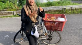 Berkeliling sambil melantunkan sebutan menu-menu (Foto: ist /   ceraken.id)