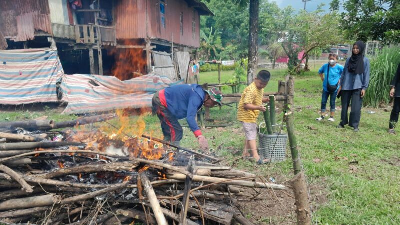 Pembakaran Lammang. Beras ketan dimasukkan ke dalam bambu yang sudah dipotong dalam ukuran tertentu. Lalu Attunu lammang atau membakar lammang hingga matang (Foto: rt / ceraken, id)