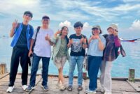 Penulis (tiga dari kanan) di Dermaga Pulau Barrang Lompo saat kegiatan PARKIR di Makassar (Foto: ist / ceraken.id)
