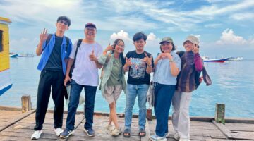 Penulis (tiga dari kanan) di Dermaga Pulau Barrang Lompo saat kegiatan PARKIR di Makassar (Foto: ist / ceraken.id)