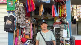 Dulu dia punya kios di dekat losmen Sonya dan Pondok Shinta, di jalan raya Senggigi (Foto: ss / ceraken.id)