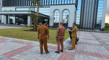 Lingkungan kerja dirancang menyerupai taman; terbuka, hijau, dan memberi rasa nyaman bagi pegawai maupun masyarakat (Foto: kominfo kota mataram / ceraken.id)