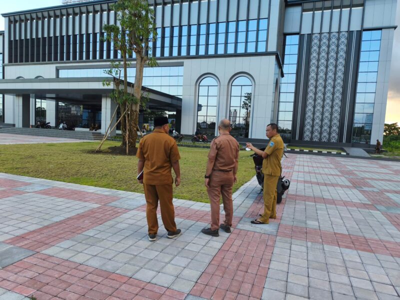 Lingkungan kerja dirancang menyerupai taman; terbuka, hijau, dan memberi rasa nyaman bagi pegawai maupun masyarakat (Foto: kominfo kota mataram / ceraken.id)