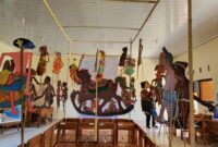 Instalasi ini menggunakan bahan bambu serta wayang berbahan karton tebal dan tipis yang digantung dalam satu kelompok besar (Foto: aks / ceraken.id)