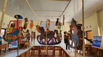 Instalasi ini menggunakan bahan bambu serta wayang berbahan karton tebal dan tipis yang digantung dalam satu kelompok besar (Foto: aks / ceraken.id)