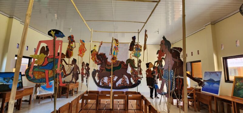 Instalasi ini menggunakan bahan bambu serta wayang berbahan karton tebal dan tipis yang digantung dalam satu kelompok besar (Foto: aks / ceraken.id)