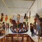 Instalasi ini menggunakan bahan bambu serta wayang berbahan karton tebal dan tipis yang digantung dalam satu kelompok besar (Foto: aks / ceraken.id)