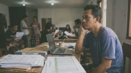 Sangat mudah membuat kebudayaan menjadi rapi. Yang jauh lebih sulit adalah menjaga agar ia tetap hidup (Ilustrasi: yagna / ceraken.id)

