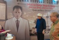 Ir. HM Pulu Niode (kanan), Mochtar Niode (tengah), dan Amanda Katili, difoto dengan latar backdrop yang menampilkan gambar Ajoeba Wartabone (foto: rusdin tompo / ceraken.id)