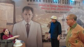 Ir. HM Pulu Niode (kanan), Mochtar Niode (tengah), dan Amanda Katili, difoto dengan latar backdrop yang menampilkan gambar Ajoeba Wartabone (foto: rusdin tompo / ceraken.id)