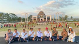 Seni pertunjukan tidak hanya berfungsi sebagai hiburan, melainkan juga sebagai medium untuk menyampaikan pesan sosial dan spiritual (Foto: provntb.go.id / ceraken.id)