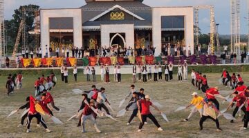 Latihan Tari H-6. Secara artistik, komposisi 250 penari perempuan dan 50 penari laki-laki dapat dibaca sebagai kekuatan visual yang mendukung tema tersebut (Foto: aks / ceraken.id)