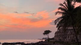 Hari itu pupus, bersamaan sunset yang melekat di permukaan pantai Senggigi (Foto: ss / ceraken.id)