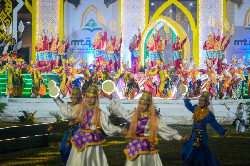 Puncak kemeriahan pembukaan hadir melalui Tarian Kolosal Rahmatan Lil Alamin yang melibatkan 300 penari (Foto: ppid kota mataram / ceraken.id