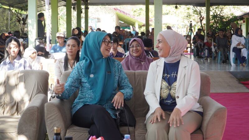 Bunda Sintha M. Iqbal, (kiri), dan Mindie Schreurs (kanan). Pentingnya deteksi dini dan penanganan segera terhadap bayi yang lahir dengan kondisi clubfoot (foto: lombokcare / ceraken.id)