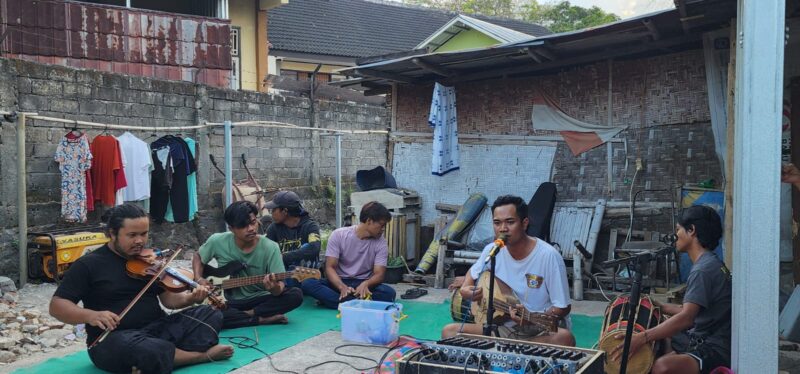 Dari perjumpaan semacam inilah, gagasan tentang musik tradisi yang futuristik perlahan dirumuskan (foto: aks / cerekan.id)