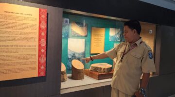 Hubertus Selasa. Baginya, setiap koleksi memiliki tugas yang jauh melampaui fungsi pameran (foto: aks / ceraken.id)