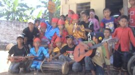 Anak-anak dampingan LISaN berfoto di depan Rumah Belajar LISaN (foto: ist / ceraken.id)