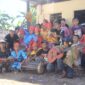 Anak-anak dampingan LISaN berfoto di depan Rumah Belajar LISaN (foto: ist / ceraken.id)