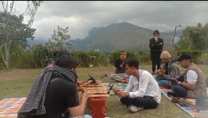 Bunyi-bunyi lama itu justru sedang disiapkan untuk menempuh perjalanan baru (foto: akmal / ceraken.id)