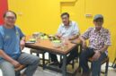 Penulis (kiri) membahas sepak bola dengan Iwan Azis (tengah) dan Mustam Arif di salah satu warkop di Makassar (foto: ist / ceraken.id)
