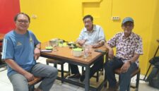 Penulis (kiri) membahas sepak bola dengan Iwan Azis (tengah) dan Mustam Arif di salah satu warkop di Makassar (foto: ist / ceraken.id)