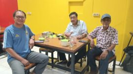 Penulis (kiri) membahas sepak bola dengan Iwan Azis (tengah) dan Mustam Arif di salah satu warkop di Makassar (foto: ist / ceraken.id)