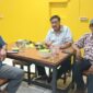Penulis (kiri) membahas sepak bola dengan Iwan Azis (tengah) dan Mustam Arif di salah satu warkop di Makassar (foto: ist / ceraken.id)