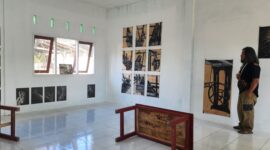 Kusen jendela, ventilasi, langit-langit, hingga dua meja di dalam ruangan sengaja dipertahankan sebagai elemen artistik (foto: aks / ceraken.id)