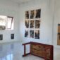 Kusen jendela, ventilasi, langit-langit, hingga dua meja di dalam ruangan sengaja dipertahankan sebagai elemen artistik (foto: aks / ceraken.id)