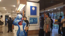Pameran ini menghadirkan jeda yang penting: mengingatkan bahwa seni tidak hanya berbicara tentang keindahan (foto: aks / ceraken.id)