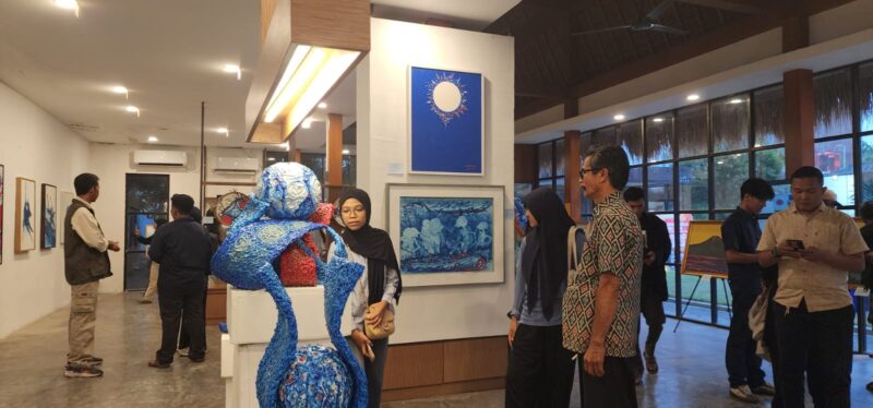 Pameran ini menghadirkan jeda yang penting: mengingatkan bahwa seni tidak hanya berbicara tentang keindahan (foto: aks / ceraken.id)