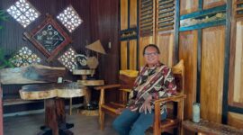 Penulis,  di Balla Barakkaka ri Galesong (BBrG) yang didirikan Prof. Aminuddin Salle Karaeng Patoto (foto: ist / ceraken.id)