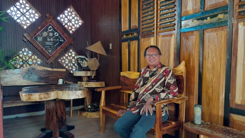 Penulis,  di Balla Barakkaka ri Galesong (BBrG) yang didirikan Prof. Aminuddin Salle Karaeng Patoto (foto: ist / ceraken.id)
