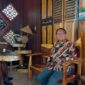 Penulis,  di Balla Barakkaka ri Galesong (BBrG) yang didirikan Prof. Aminuddin Salle Karaeng Patoto (foto: ist / ceraken.id)