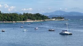 Santai di pantai Senggigi dan mendapati kelompok ekspatriat (foto: ss / ceraken.id)