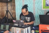 Mashur Khalid (kiri), Aden Firman (tengah), dan Yuga Anggana (kanan). Merajan menawarkan sebuah pelajaran sederhana namun mendasar (foto: aks / ceraken.id)