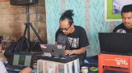 Mashur Khalid (kiri), Aden Firman (tengah), dan Yuga Anggana (kanan). Merajan menawarkan sebuah pelajaran sederhana namun mendasar (foto: aks / ceraken.id)