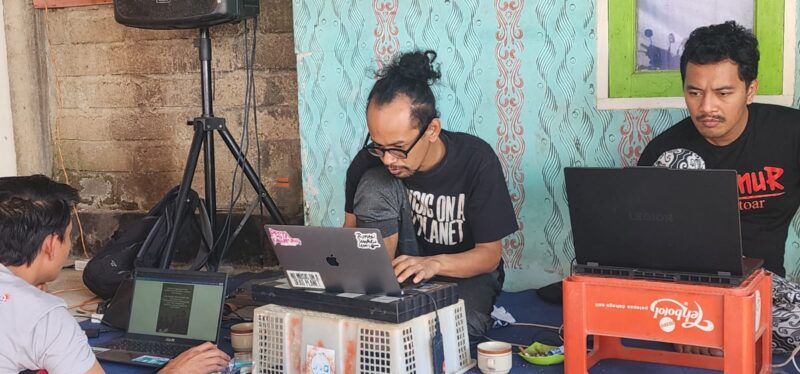 Mashur Khalid (kiri), Aden Firman (tengah), dan Yuga Anggana (kanan). Merajan menawarkan sebuah pelajaran sederhana namun mendasar (foto: aks / ceraken.id)