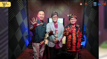 Dedy Aryo (kiri), Wawan Wardiana (tengah), dan Prof. Nuriadi (kanan). Dan Mataram, dengan warisan nilai lomboq, tindih, maliq, ilaq, merang, serta semaiq, sedang mengingatkan Indonesia bahwa integritas sejatinya bukan barang baru (foto: ist / ceraken.id)