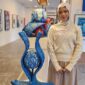 Karya instalasi "Yang Mencipta" (kiri) dan Viana (kanan). Ia tidak memaksa pengunjung memahami filsafat kosmologi sejak awal (foto: aks / ceraken.id)