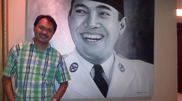 Foto 2013. Penulis dengan lukisan 