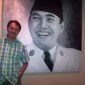 Foto 2013. Penulis dengan lukisan "Bung Karno", koleksi Bapak Fahmi Idris, di Wisma Kodel, Jakarta (foto: ist / ceraken.id) 