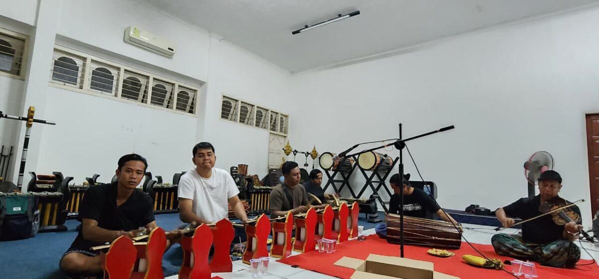 mencoba menangkap ritme kehidupan, lalu mengolahnya menjadi komposisi baru (foto: aks / ceraken.id)