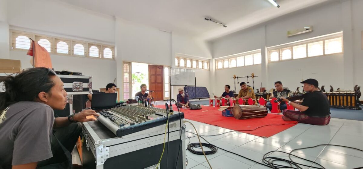 Pekerjaan tim memasuki tahap menentukan: memastikan setiap bunyi tidak hanya terdengar (foto: aks / ceraken.id)