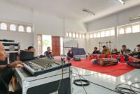 Pekerjaan tim memasuki tahap menentukan: memastikan setiap bunyi tidak hanya terdengar (foto: aks / ceraken.id)